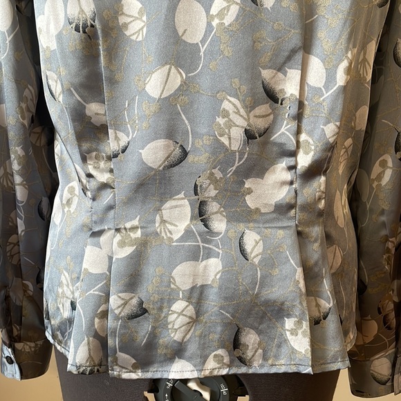 2/$30 Evan Picone Floral Satin Pleated and Tucked Button Down Blouse Size 12 - Picture 10 of 15